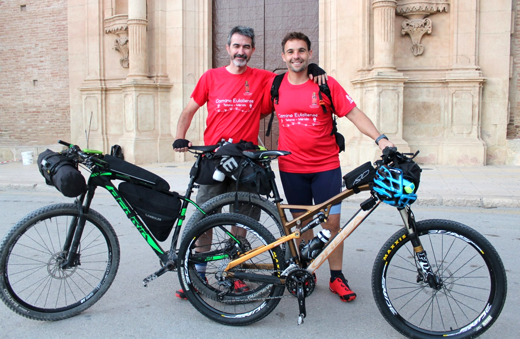 Dos totaneros parten hacia Mrida en bicicleta en el marco del Camino Eulaliense